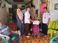 Memudahkan Penerima Manfaat, Kades Lubuk Gedang Door To Door Salurkan BLT-DD