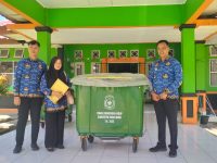 Dinas LH Bagikan 15 Tong Sampah Kepada Kecamatan Penarik