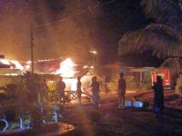 Rumah Perawat di Penarik Dilalap Api, Warga Berjibaku Padamkan Kebakaran