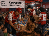 Korban Kebakaran Kemayoran menerima bantuan kemanusiaan dari PMI Jakarta Pusat