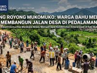 Aksi heboh gotong royong warga Aceh memperbaiki jalan desa